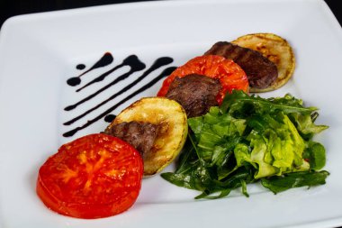 Sebze ve otlar ile ızgara sığır eti