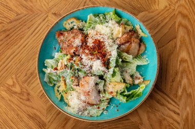 Tavuk ve parmesan peynirli sezar salatası.