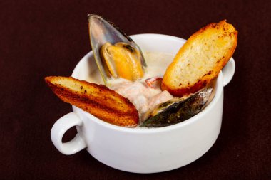 Midye ve somon krema çorbası