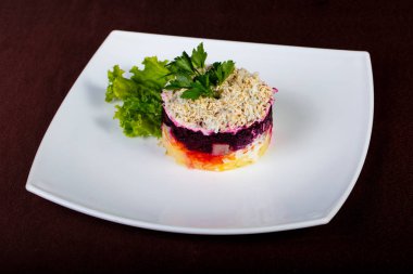 Rus salatası ile ringa balığı filetosu