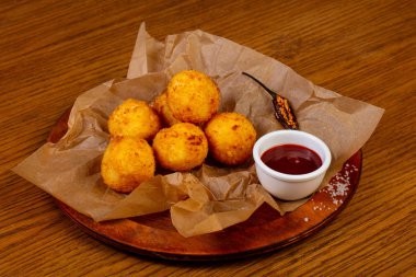 Peynirli cips sosu ve biber ile