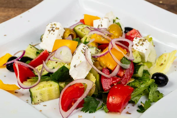 Beyaz Peynirli Geleneksel Yunan Salatası — Stok fotoğraf