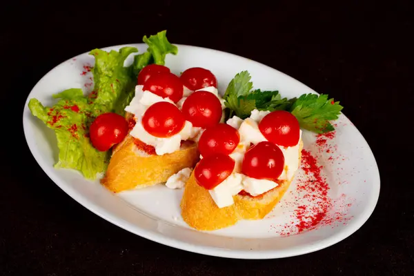 Bruschetta Com Queijo Tomate Cereja — Fotografia de Stock