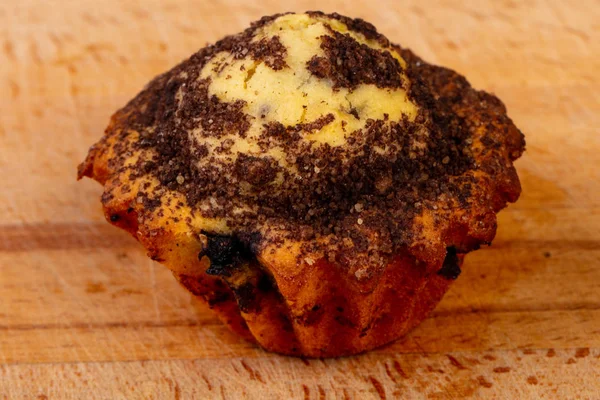 Słodkie Smaczne Muffin Nad Podłoże Drewniane — Zdjęcie stockowe