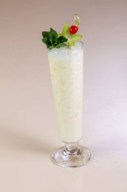 Pina colada Hindistan cevizi kokteyl nane ile