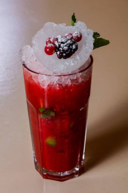 Nane yaprağı ile Berry güler yüzlü