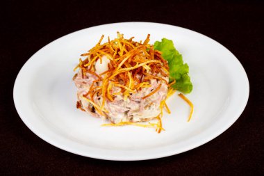 Kızarmış patates ve ham Rus salatası