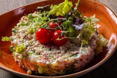 Kiraz domates salatası karidesleri ve somon hizmet