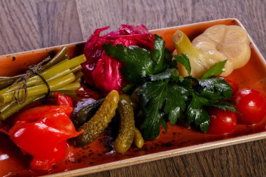 Maydanoz ile Turşu sebze tabağı karıştırın