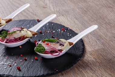 Wirh soğan ve ekmek ringa snack