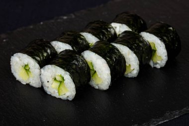 Japon vegan rulo salatalık ile
