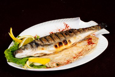 Limon servis kavrulmuş levrek balığı