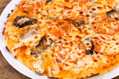 Patlıcan ve peynirli pizza