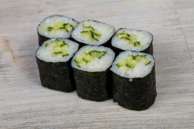 Japon soğuk rulo salatalık ile