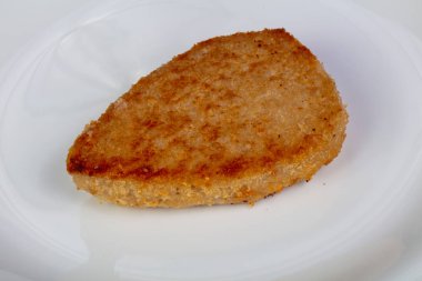 Kavrulmuş balık tabak içinde pirzola