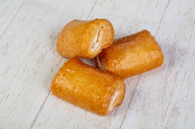 Reçel dolum ile lezzetli puf böreği strudel