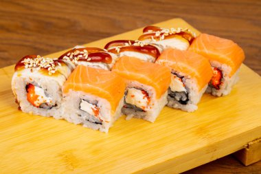 Philadelphia ve yılan balığı rulo lezzetli düet