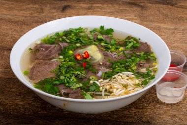Sığır eti ile Vietnam Pho Bo çorbası