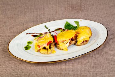 Peynir ve mantarlı tavuk göğsü