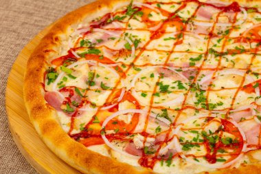 Jambon, peynir ve tavuk pizza