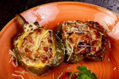 Et ve peynir ile doldurulmuş biber