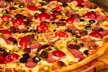 Sosis ve peynir pizza