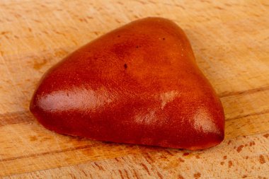 Ahşap arka plan üzerinde lezzetli dolma pasta