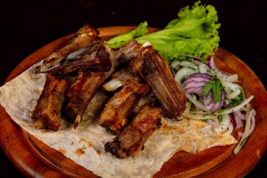 Soğan ile ızgara kuzu pirzola