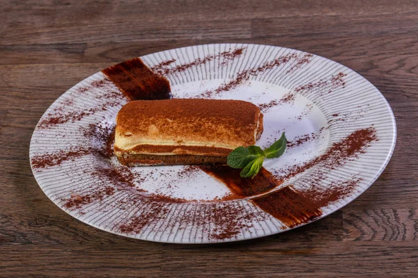 Saboroso Bolo Tiramisu Servido Folhas Hortelã — Fotografia de Stock