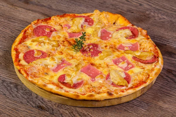 Gustosa Pizza Con Prosciutto Salsicce — Foto Stock