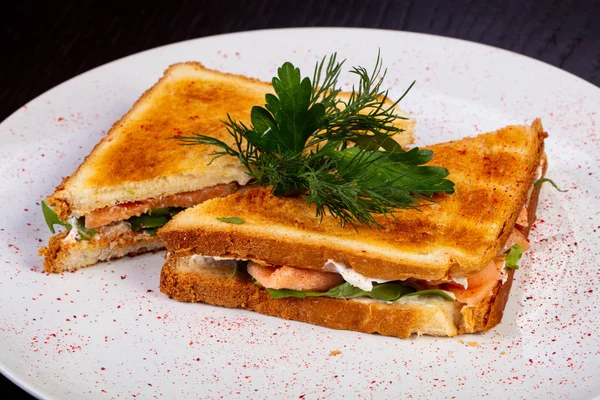 Delizioso Panino Fritto Con Salmone — Foto Stock