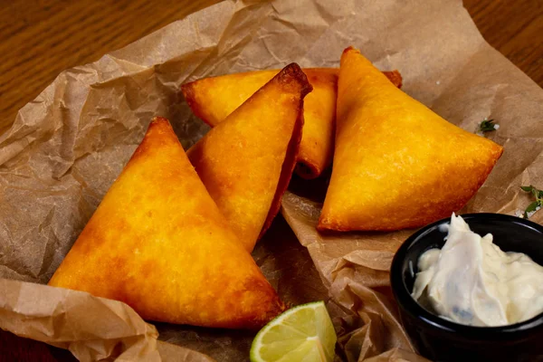 Sabrosos Empanados Rellenos Con Salsas — Foto de Stock