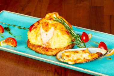 Balık göğsü ile karides ve midye