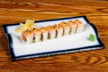 Japon soğuk rulo somon ile