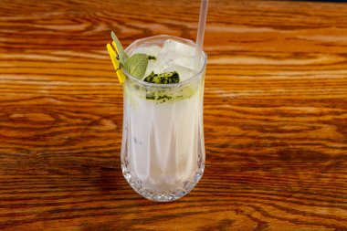 Nane ve buz ile muzlu süt