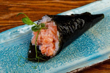 Japon handroll temaki balık ve pirinç ile