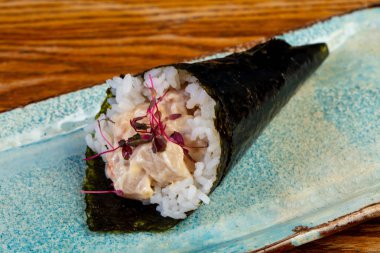 Japon handroll temaki balık ve pirinç ile