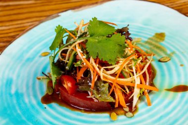 Sebzeli baharatlı ton balığı salatası