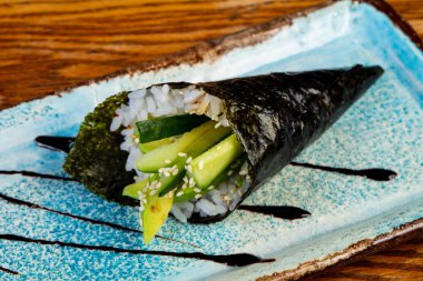 Japon handroll temaki balık ve pirinç ile