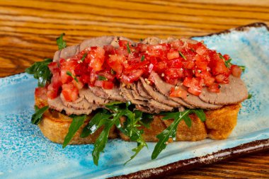 Sığır eti ve domates Bruschetta