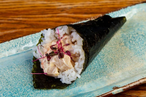 Temaki Rolo Mão Japonês Com Peixe Arroz — Fotografia de Stock