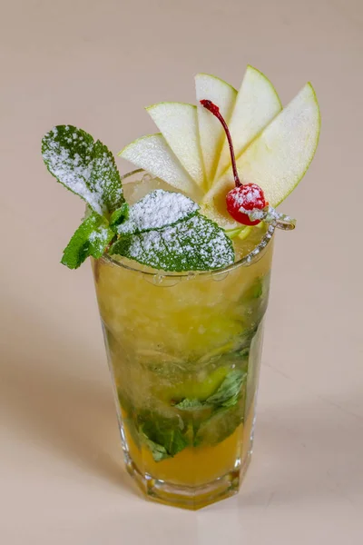 Mojito Com Maçã Servida Cereja — Fotografia de Stock