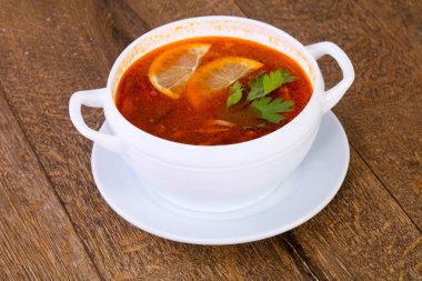 Limon serbed maydanoz çorbası Solyanka