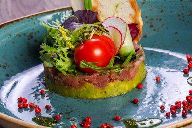 Tartar somon ve avokado sebze devam eder.