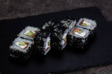 Yengeç eti ile Japon rulo