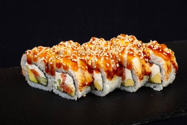 Yılan balığı ile Japon soğuk rulo