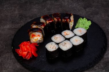 Japon Suşi ile çeşitli madde ayarla