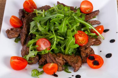 Ruccola ve domates ile sığır eti