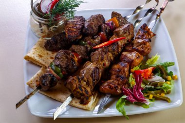 Barbekü et ve sebze tabağı.