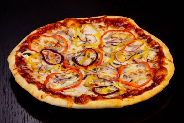 Lezzetli Barbekü pizza biber, soğan ve mantar ile